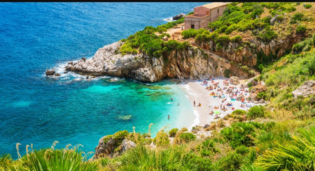 La Riserva dello Zingaro Questo strabiliante tratto di costa siciliana ospita una riserva naturale tutta da esplorare, i cui diversi percorsi potranno soddisfare i desideri di tutti. Basterà scegliere un sentiero adatto alle proprie possibilità per vivere una splendida avventura, e restare senza parole di fronte ai panorami che vedrete!
