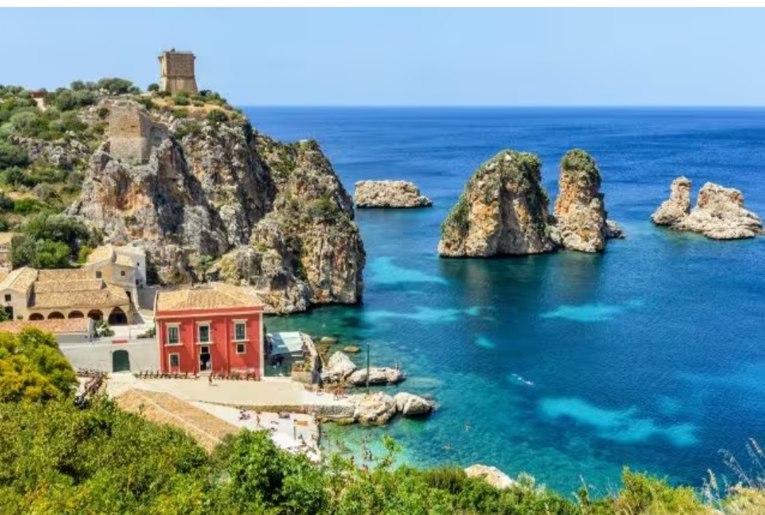 Nelle vicinanze di San Vito Lo Capo si trova il golfo di Castellammare, a dominare questo golfo è Scopello, una località ideale per gli amanti delle immersioni subacquee. A caratterizzare il paesaggio di Scopello sono i due faraglioni, che si immergono in un mare dalle mille sfumature del blu. A Scopello ci sono ottime spiagge dove trascorrere le giornate estive, come Guidaloca, formata da ciottoli e da un mare limpido. Non mancano le piccole baie nascoste, come Cala Mazzo, raggiungibile solo attraverso un sentiero non asfaltato. Altre spiagge sono accessibili solo tramite imbarcazioni, come Cala Bianca, Cala Rossa e Punta Pispisa.