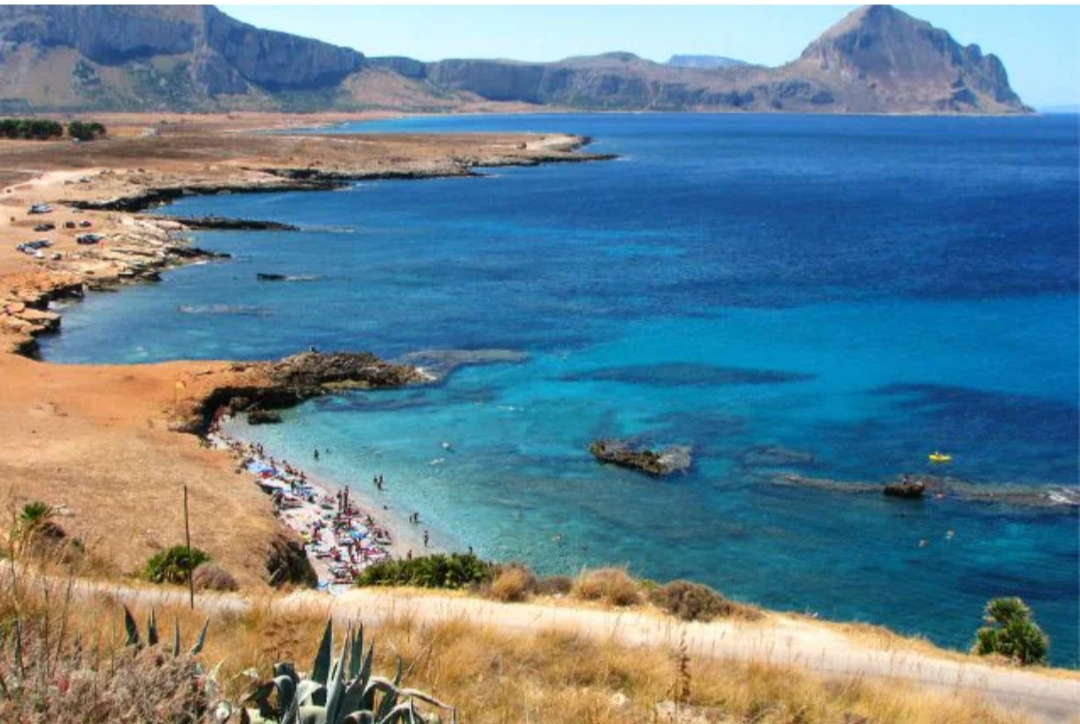 Un'altra spiaggia meravigliosa nei pressi di San Vito Lo Capo è Macari, situata fra le Riserve naturali del Monte Cofano e dello Zingaro. È una spiaggia con un ampio arenile bagnato da acque trasparenti, con meravigliose calette incastonate nella roccia, per questo è molto amata dagli escursionisti. La spiaggia di Macari è prevalentemente libera però è possibile richiedere sdraio ed ombrelloni. Inoltre, sono proprio questi gli arenili protagonisti della fiction Màkari, andata in onda su Rai1, e che ha reso particolarmente famosa tutta la zona.