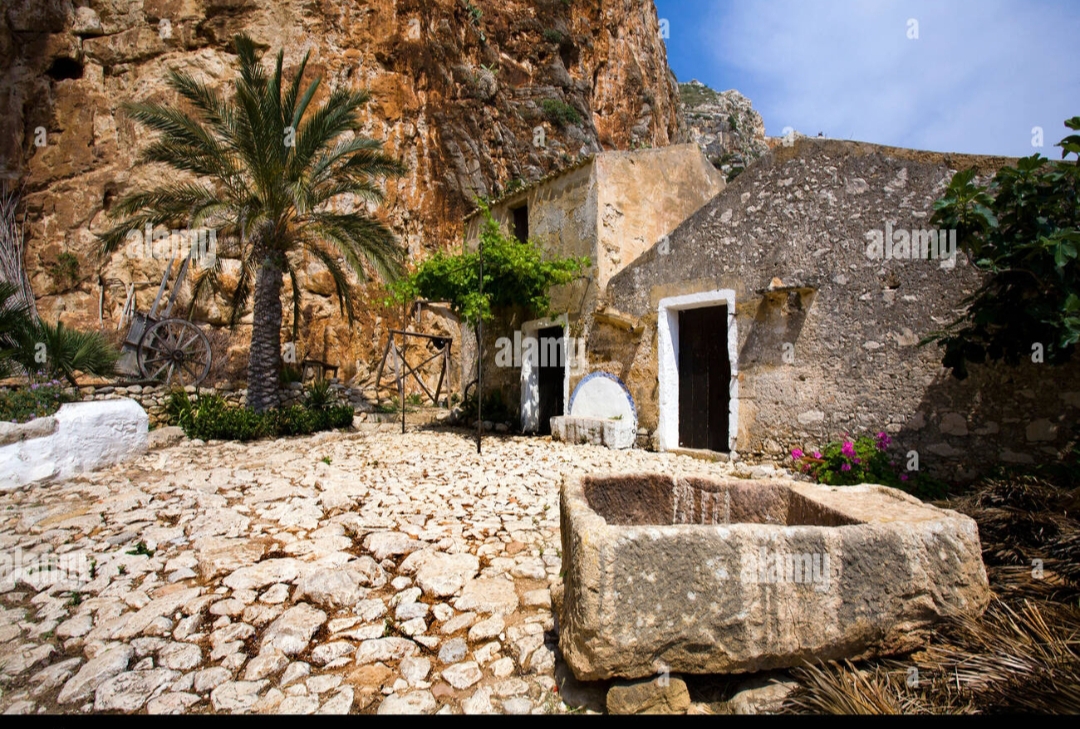 Grotte di Scurati Custonaci dista circa 20 minuti da San Vito Lo capo e offre la possibilità di visitare un sito preistorico la Grotta Mangiapane che è stato trasformato in borgo nell'ottocento e abitato fino agli anni cinquanta dalla famiglia Mangiapane. Nella grotta tutto è rimasto come era un secolo fa, è come se i suoi abitanti siano scomparsi all'improvviso abbandonando i loro effetti personali e gli attrezzi del lavoro quotidiano