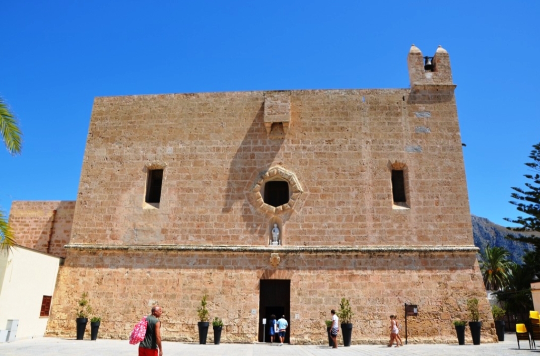 Il Santuario/Fortezza Questo splendido edificio che domina sull’intera città è una meta imperdibile per gli amanti della storia e dell’avventura. La sua struttura quasi unica è ancora oggi oggetto di studio. Qui potrete ammirare la Cappella di San Vito Martire, il suo reliquiario e il tesoro, custodito nel vicino museo. Il panorama che potrete ammirare dal suo giardino vi incanterà. Da vedere!