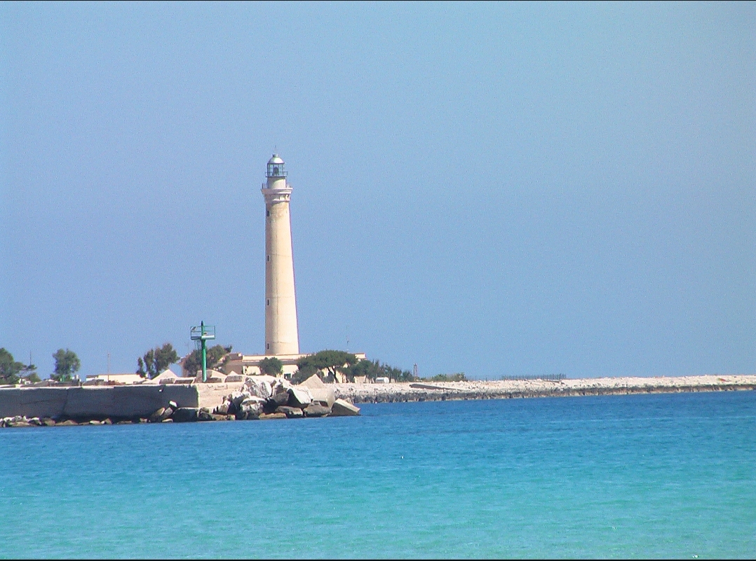 Il faro Un luogo magico dove potrete respirare un’atmosfera unica, specialmente al tramonto. Qui potrete vedere le scogliere e ammirare l’intero golfo. Bellissimo!